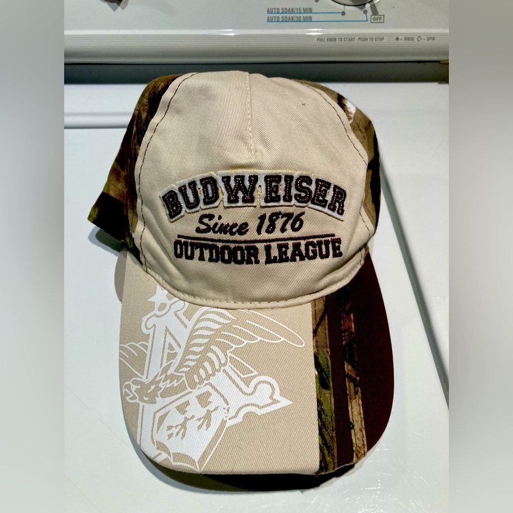 NWT!!  Budweiser/Anheuser Busch Outdoor League “Real Tree” camo hat w/ Velcro.